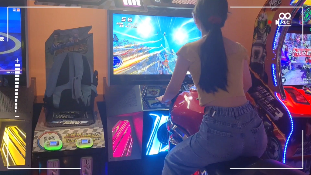 電玩城里的動靜交織 摩托競速與淘氣堡樂園