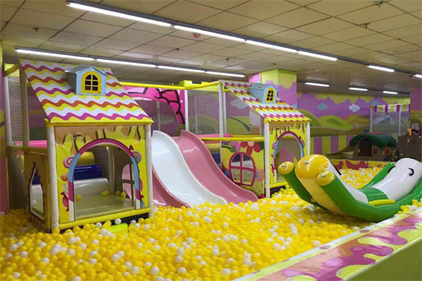 淘氣堡與電玩城 現(xiàn)代兒童游樂(lè)的雙重奏